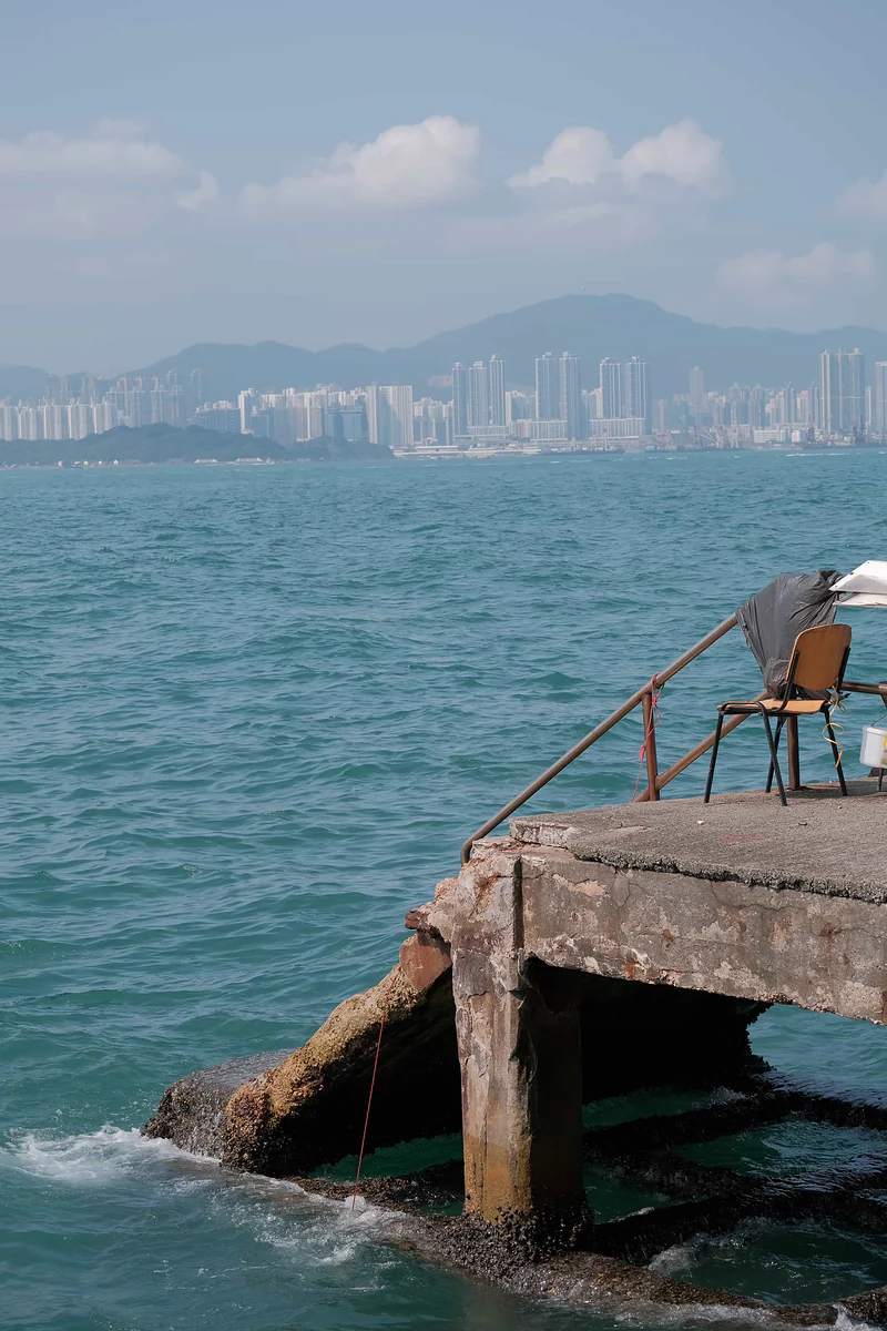 伸進海裡的石階